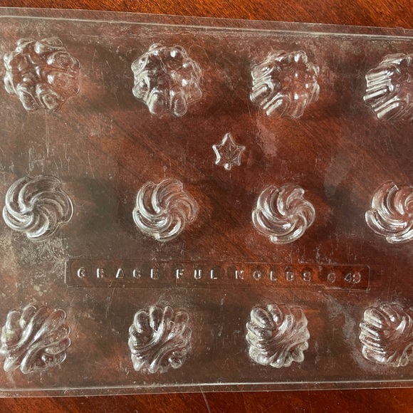 11 Assorted chocolate and 3 baking molds - Picture 12 of 13